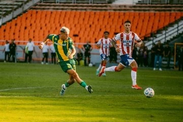 Foto: Leiva define con precisión y pone el segundo gol de Aldosivi ante Unión