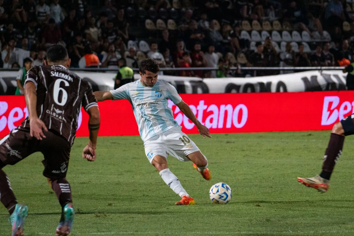 El disparo de zurda de Nicola le dio el empate parcial a los tucumanos (Foto X@ATOficial)