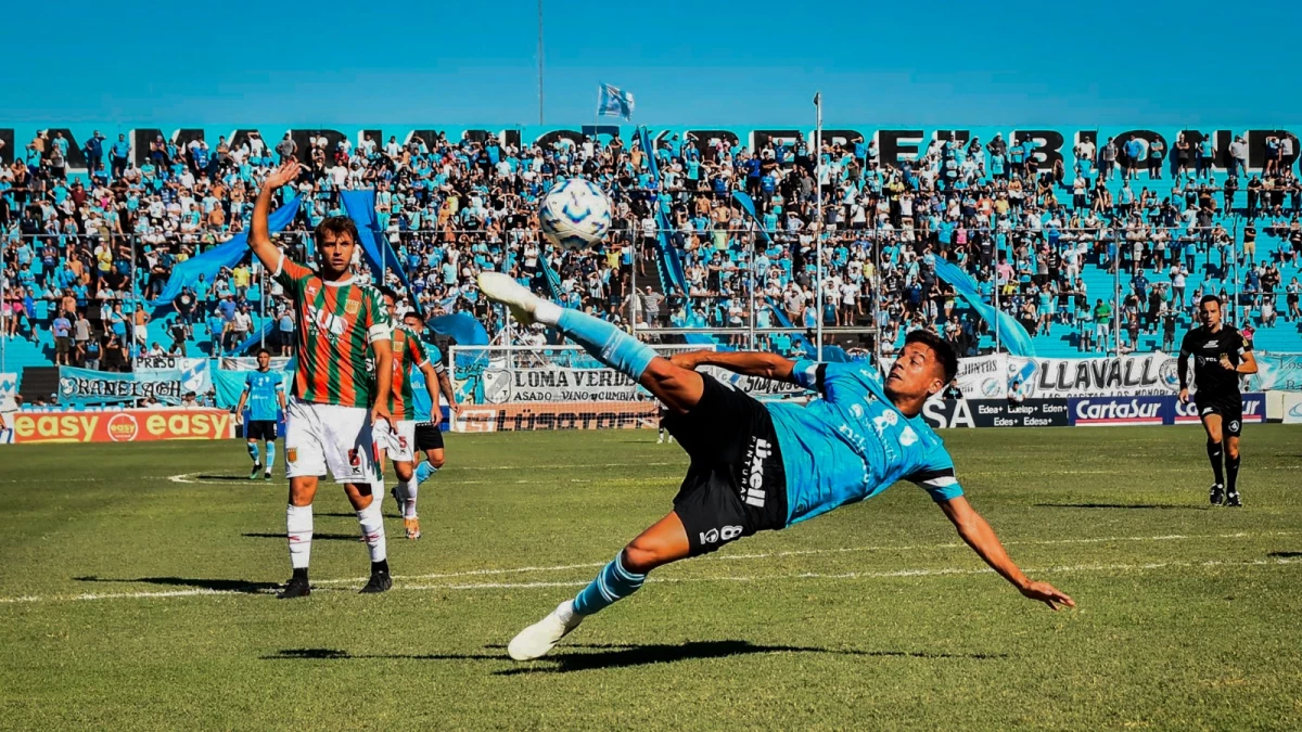Foto:@TemperleyOK. El Celeste estrenó DT en Forestello y le ganó a Agropecuario de Carlos Casares, con gol de Luis López