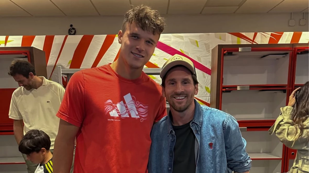 Foto: Messi saludó a Mensik antes de que le ganara a Djokovic la final del Master 1000 de Miami.