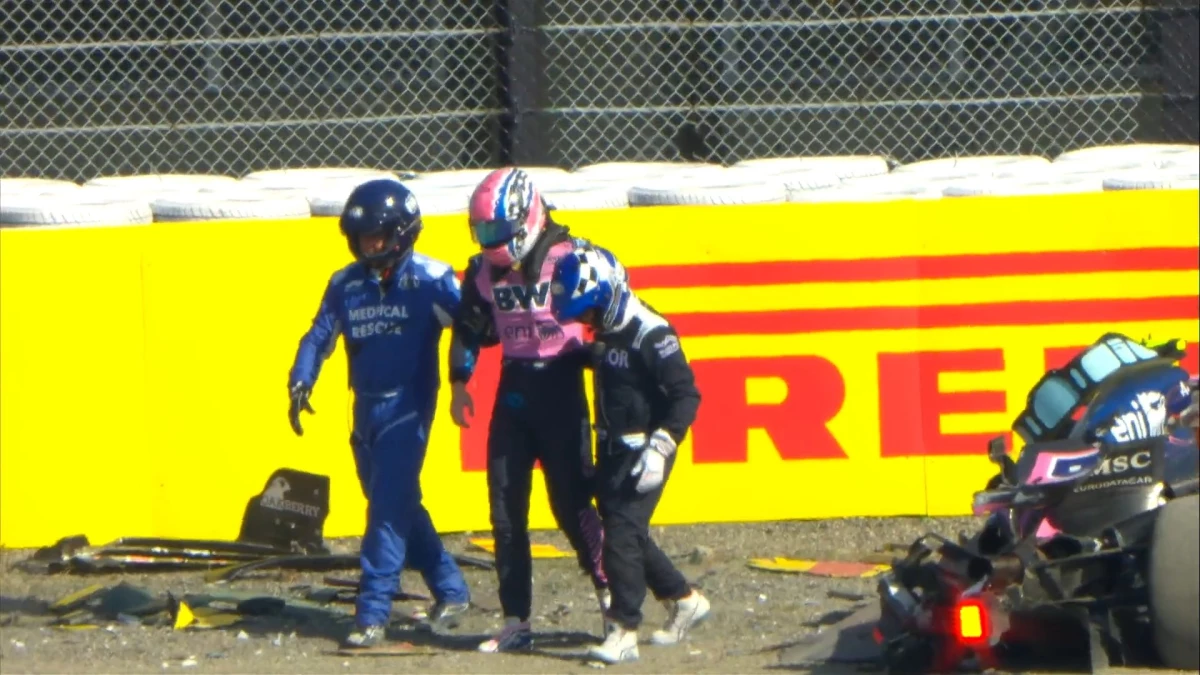 El australiano Jack Doohan es retirado con ayuda de colaboradores de la pista de Suzuka tras el accidente. (Foto: @F1)