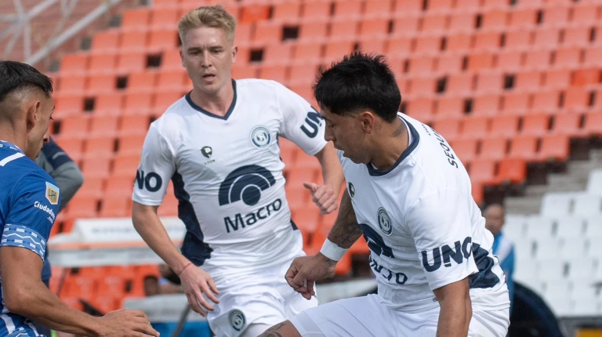 Sequeira, de Independiente Rivadavia, ante la marca de Arce (Foto: X@LigaAFA)