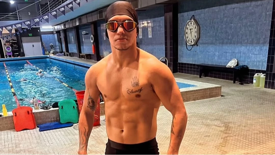 El “Pumita” se entrena en la pileta para su pelea por el título mundial (Foto: IG@fernandopumamartinez)