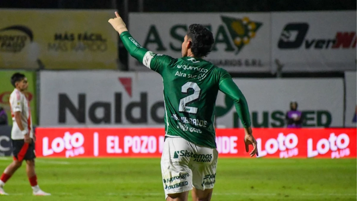 Foto:@CASarmientoOF. El zaguero Insaurralde anotó el tanto de la igualdad para el equipo de Junín