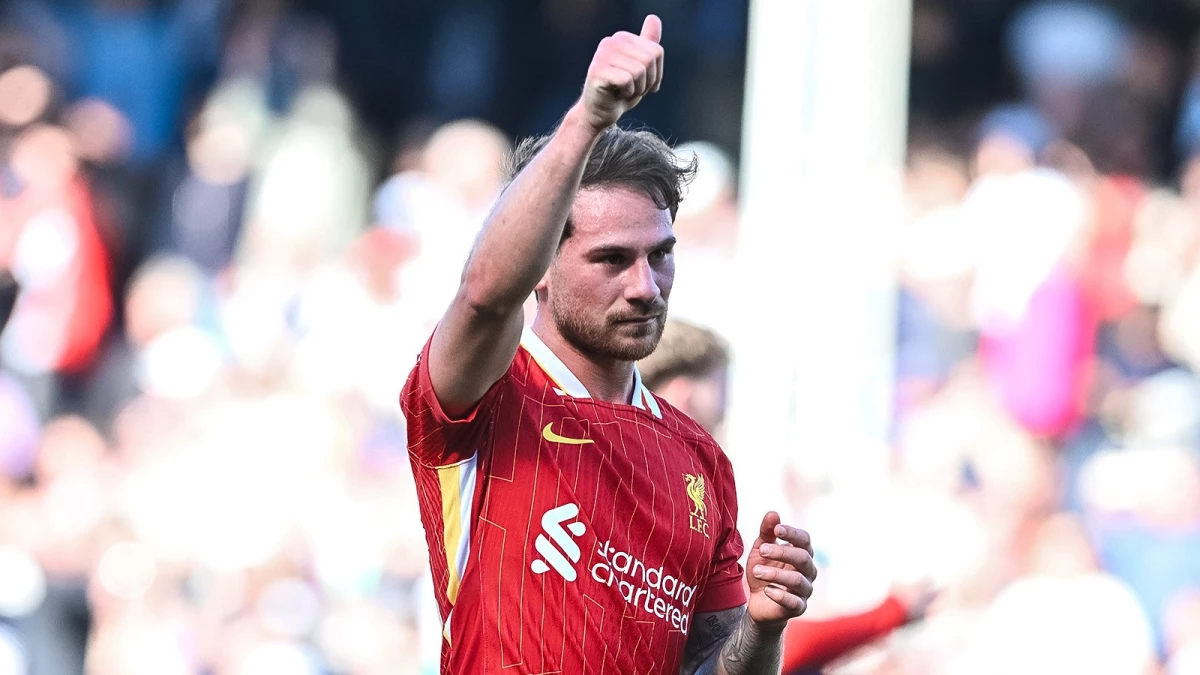 Mac Allister saluda a los hinchas de Liverpool que acompañaron. Foto: X @LFC.