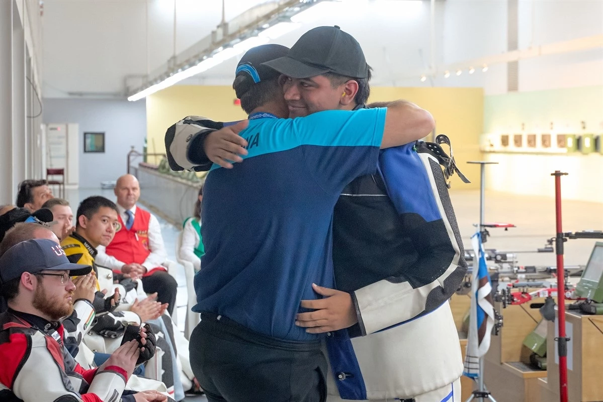Foto:@ISSF. Andrea Caroppo. El tirador catamarqueño se abraza con uno de sus colaboradores, tras alcanzar el tercer escalón del podio