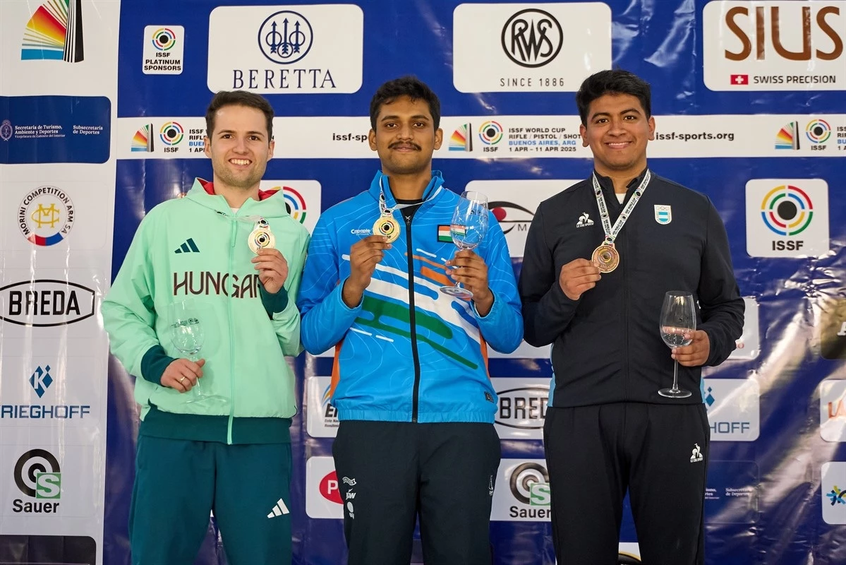 Foto:ISSF. Andrea Caroppo. El indio Patil (centro) muestra su medalla dorada. Sobre la derecha, el argentino Gutiérrez exhibe la presea de bronce
