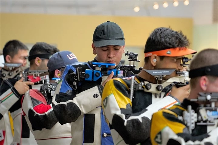 Foto: ISSF: andrea caroppo. El argentino Gutiérrez (en el centro) obtuvo medalla de bronce en meritoria actuación