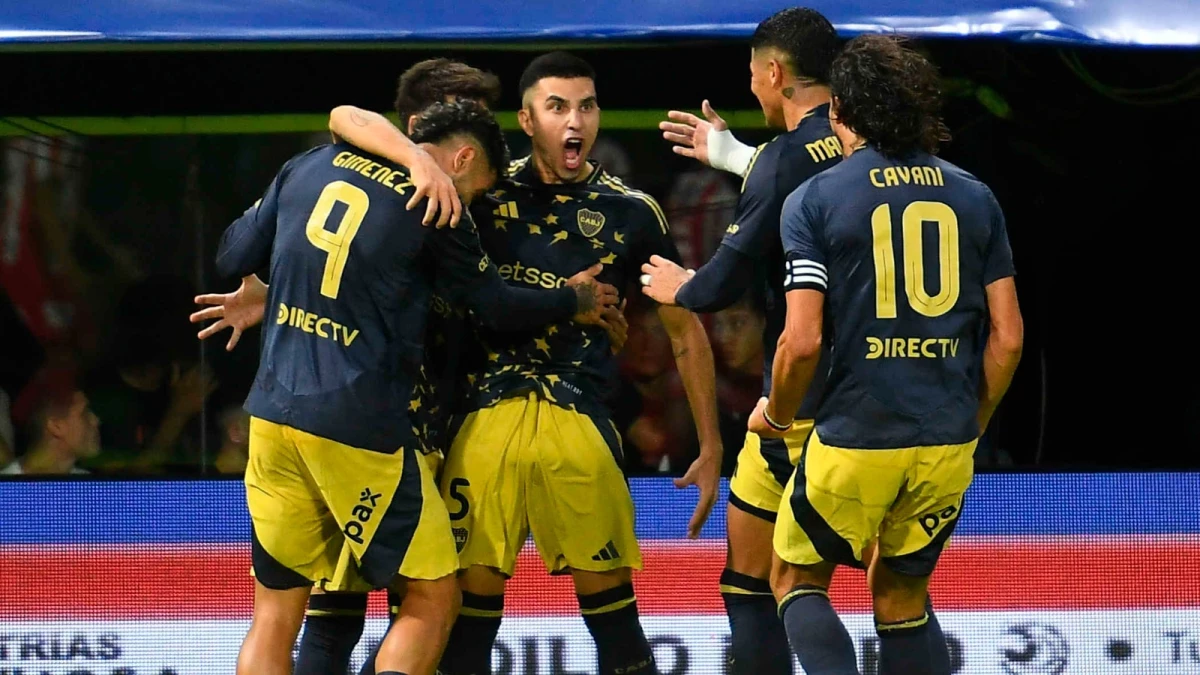 El festejo de gol de Battaglia, anotó su primer tanto en Boca. Foto: Alfredo Luna.