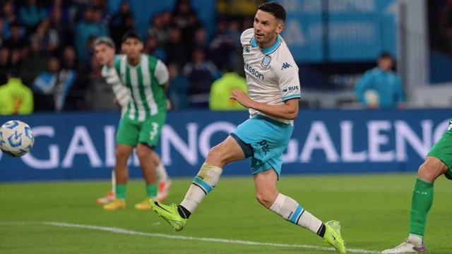 Foto: Adrián Martínez fue una “Maravilla” y le marcó un hat trick a Banfield.