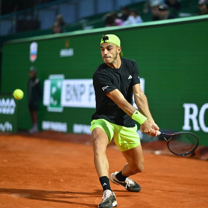 Foto: Francisco Cerúndolo se presentó con una contundente victoria en el Master 1000 de Montecarlo y vapuleó al italiano Fabio Fognini. @ATPTour_ES