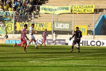 Lautaro Ciaccone acaba de definir para poner el 1 a 0 a favor de Rosario Central ante Los Andes, para avanzar en Copa Argentina. Foto: @Copa_Argentina