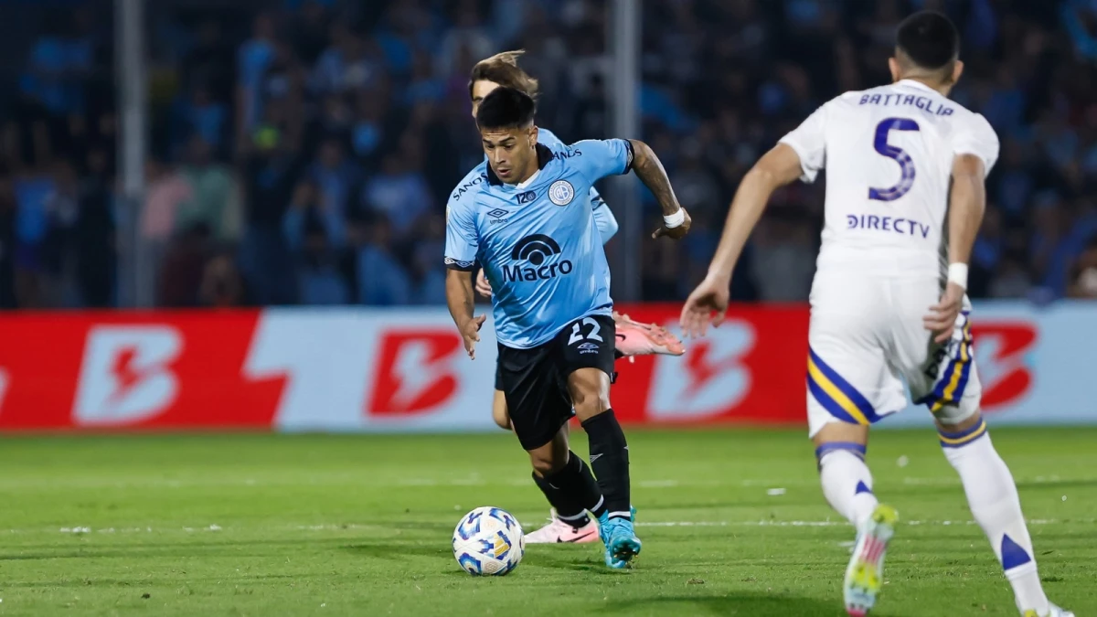 Foto:@Belgrano. El delantero Nicolás ‘Uvita’ Fernández lleva la pelota ante la marca rival