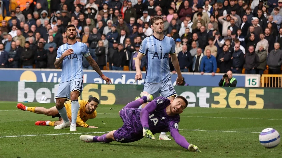 El Cuti mira desde atrás luego de error. Foto: X Premier League.