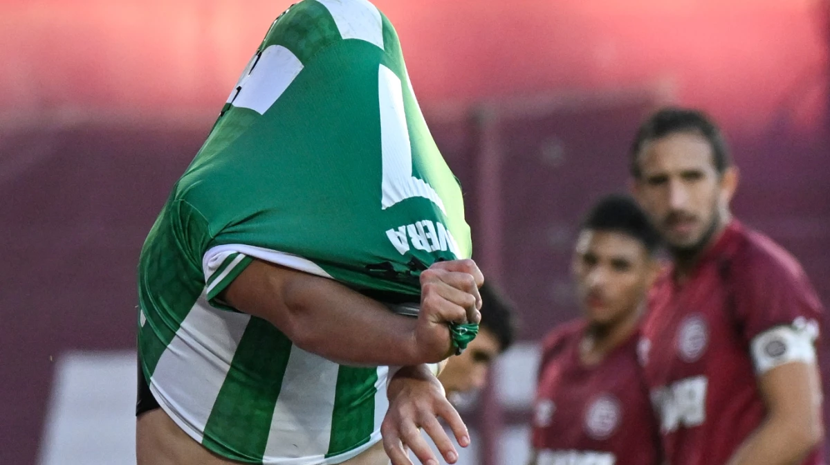 Rivera festeja el empate del Taladro ante la resignación de la defensa de Lanús (Foto: @LigaAFA)