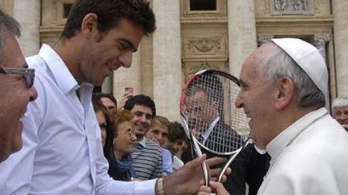 Del Potro se rinde ante Francisco, que lo mira sonriente. Foto: Archivo.