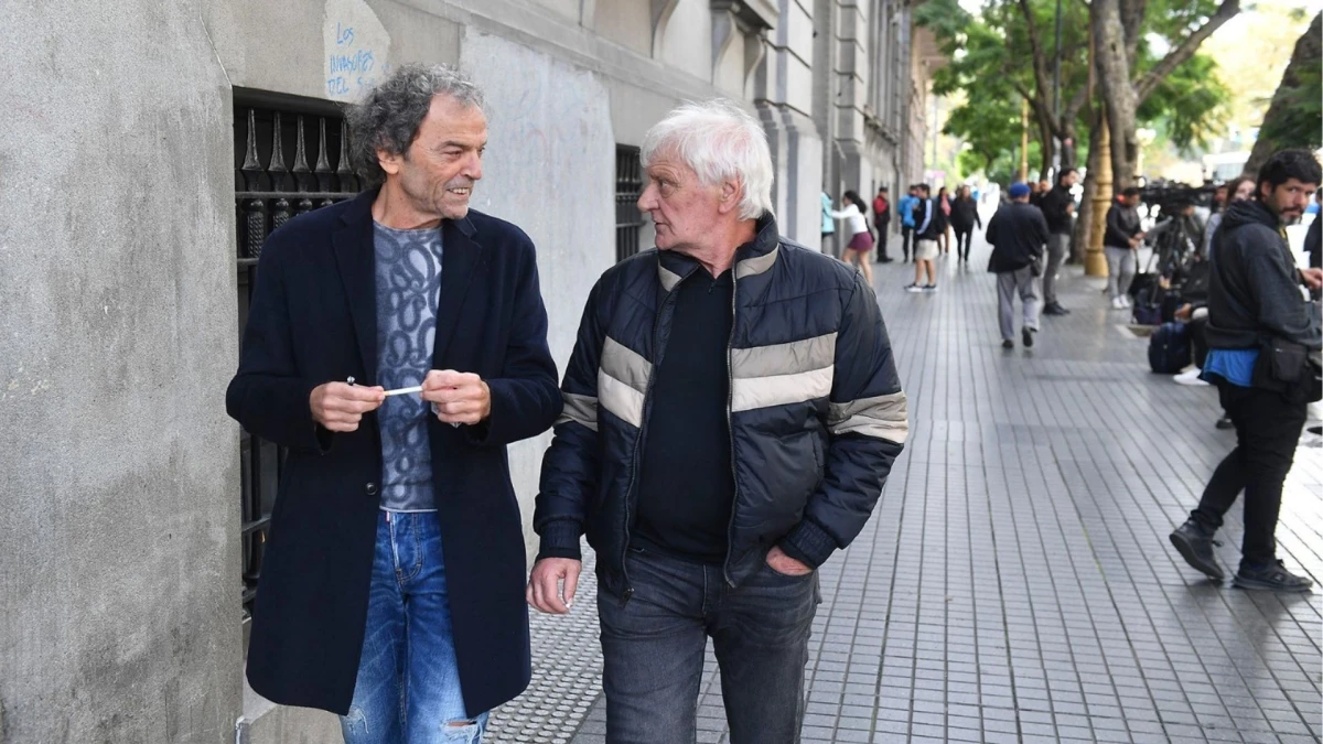 Foto: Nacho Sánchez. Hugo Buitrago (izq.), exarquero de Sarmiento y amigo personal del Loco, y Jorge Ribolzi (der., excompañero en Boca, &nbsp;se hicieron presentes en el velatorio de Hugo Gatti en la Legislatura porteña.