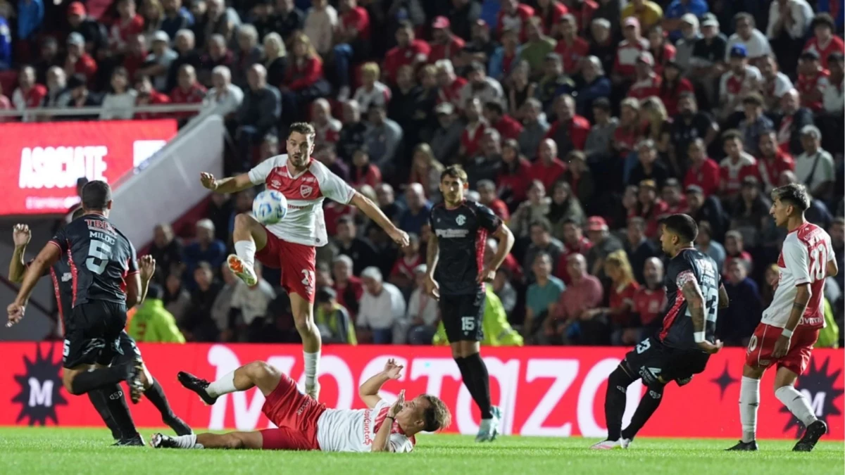 Foto:@barracascentral. Tomás Molina, que marcó 7 goles en los últimos 10 partidos de Argentinos, baja la pelota y encabeza un ataque
