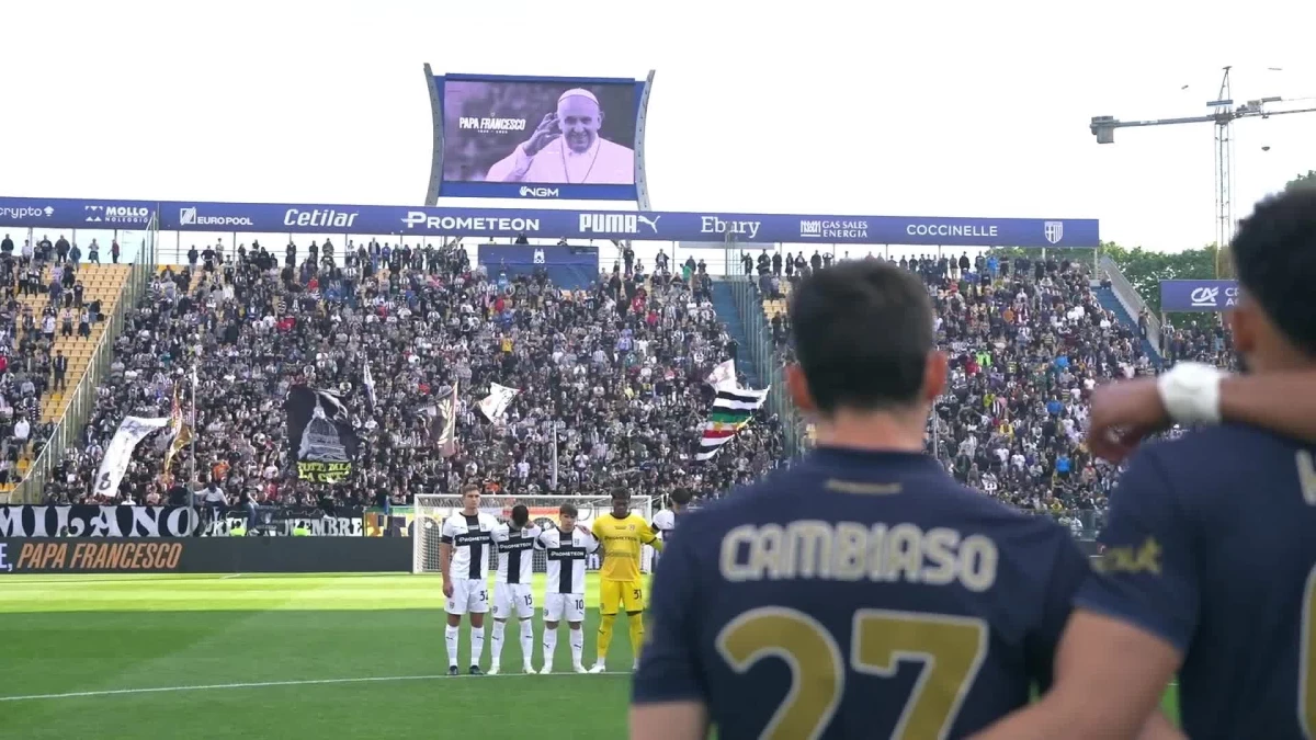 La imagen del papa Francisco en el estadio de Parma. Foto: @SerieA