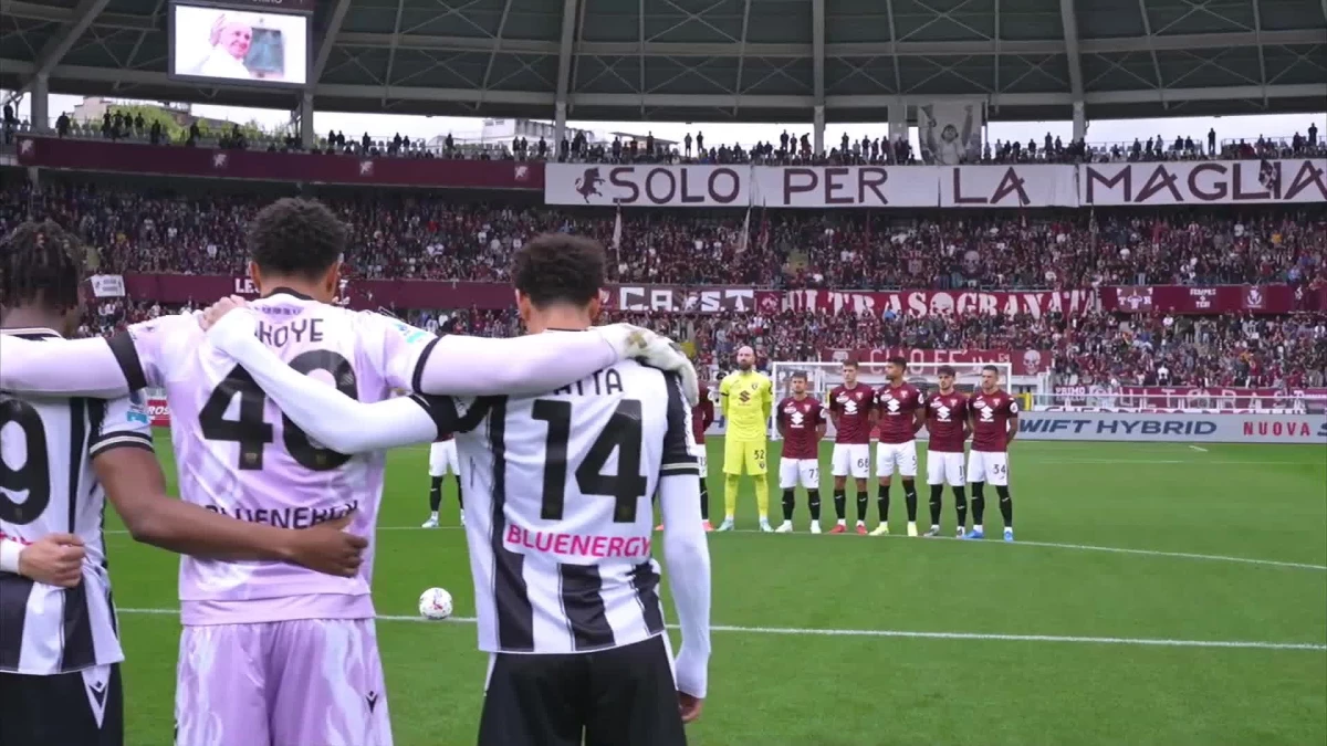 El minuto de silencio en el estadio Olímpico de Turín. Foto: @SerieA