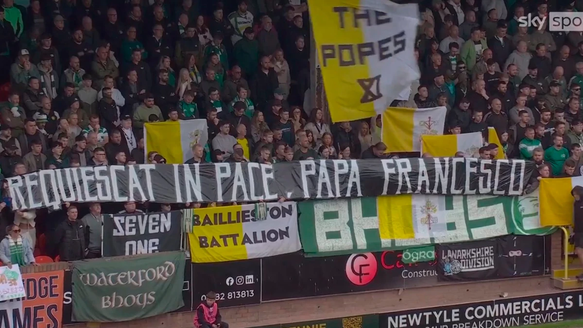 Foto:@CelticFC. Los hinchas escoceses festejaron la obtención de la Premier League con banderas en las que recordaron al Papa Francisco