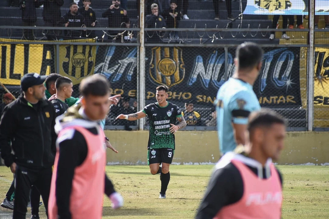 Edwin Santilli festeja el segundo tanto de Germinal en el triunfo ante Olimpo. Foto: Prensa de Germinal de Rawson.