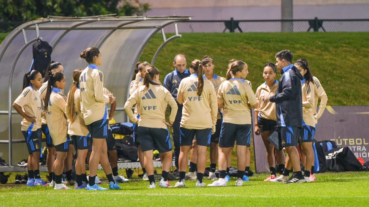 Meloni y sus dirigidas durante el entrenamiento en Manizales. Foto: AFA