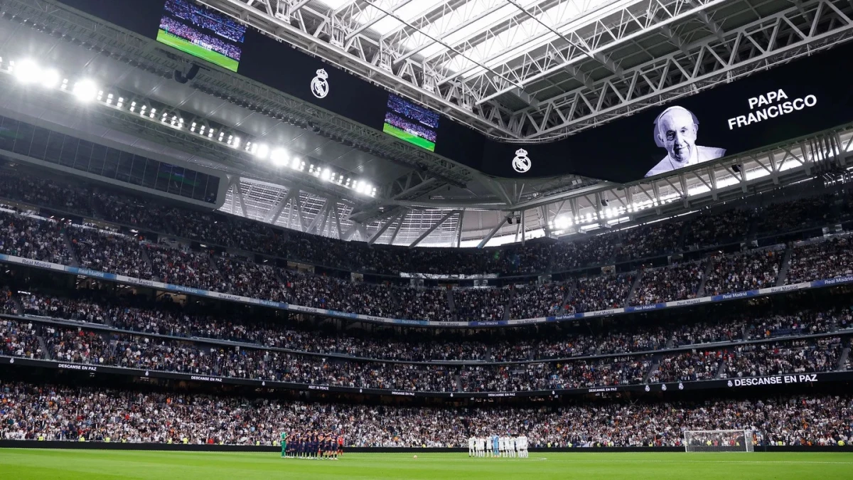 El papa Francisco recibió un respetuoso homenaje en el estadio de Real Madrid (Foto: X@realmadrid)
