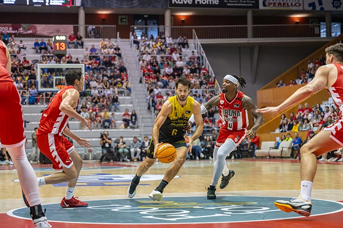 Foto:@CB1939Canarias. El uruguayo Fitipaldo, ex Obras Basket, maniobra el balón ante la marca rival. Basquet Girona no pudo con La Laguna Tenerife