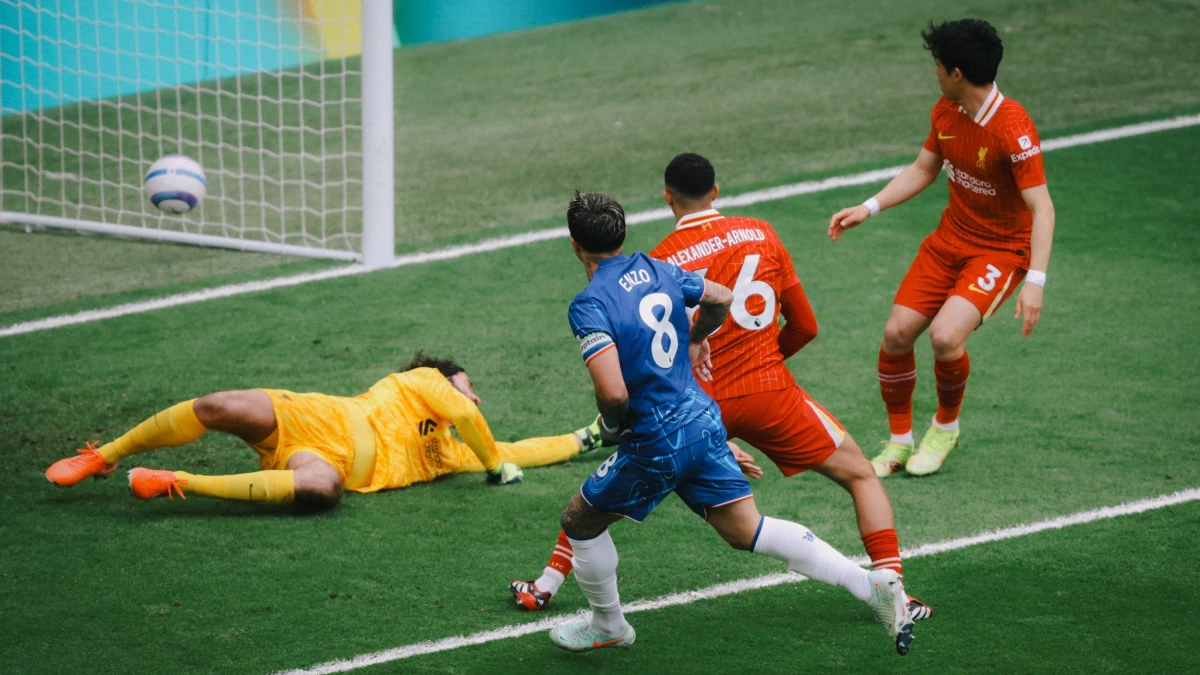Enzo Fernández abrió el marcador en la victoria por 3 a 1 del Chelsea sobre el líder Liverpool. &nbsp;Foto: @ChelseaFC
