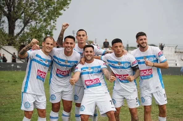 Argentino de Merlo le ganó como visitante a Liniers y se acomodó en lo alto del torneo de la Primera B. Foto: Prensa: Argentino de Merlo