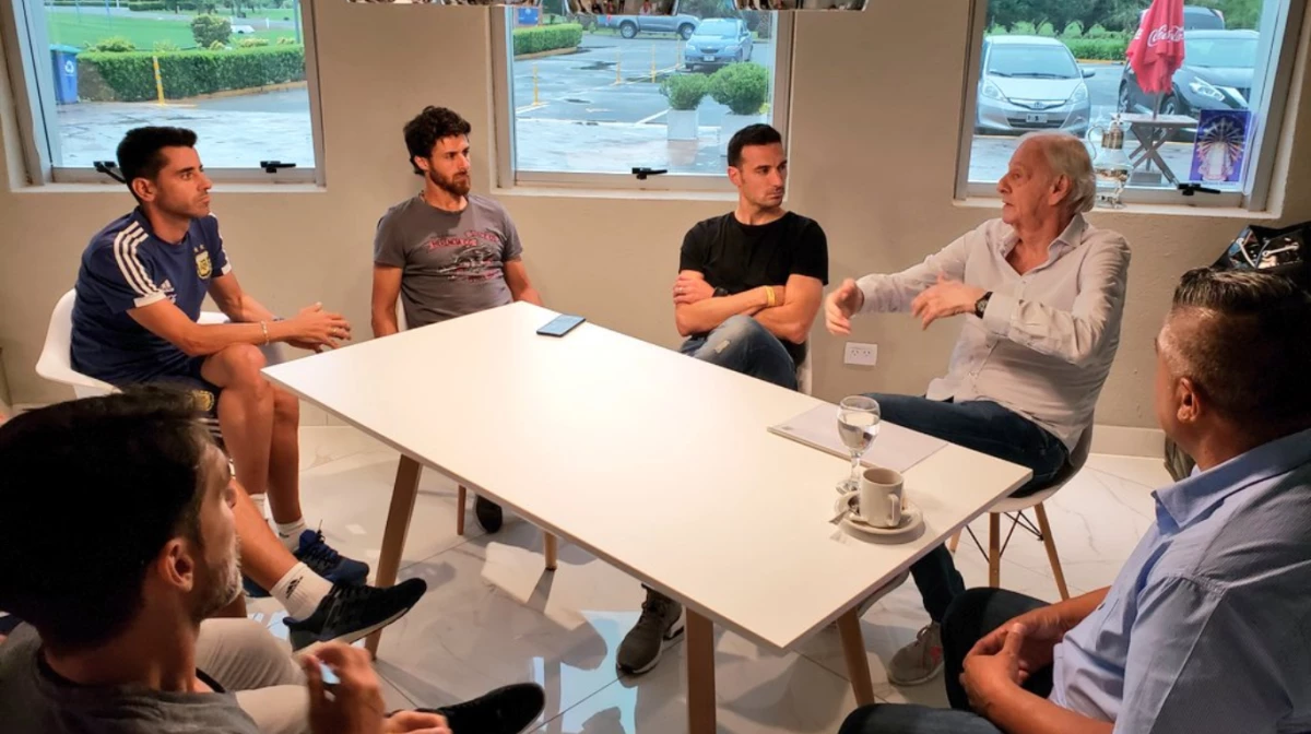 Menotti junto al cuerpo técnico de la Selección argentina (Foto: X@Argentina)