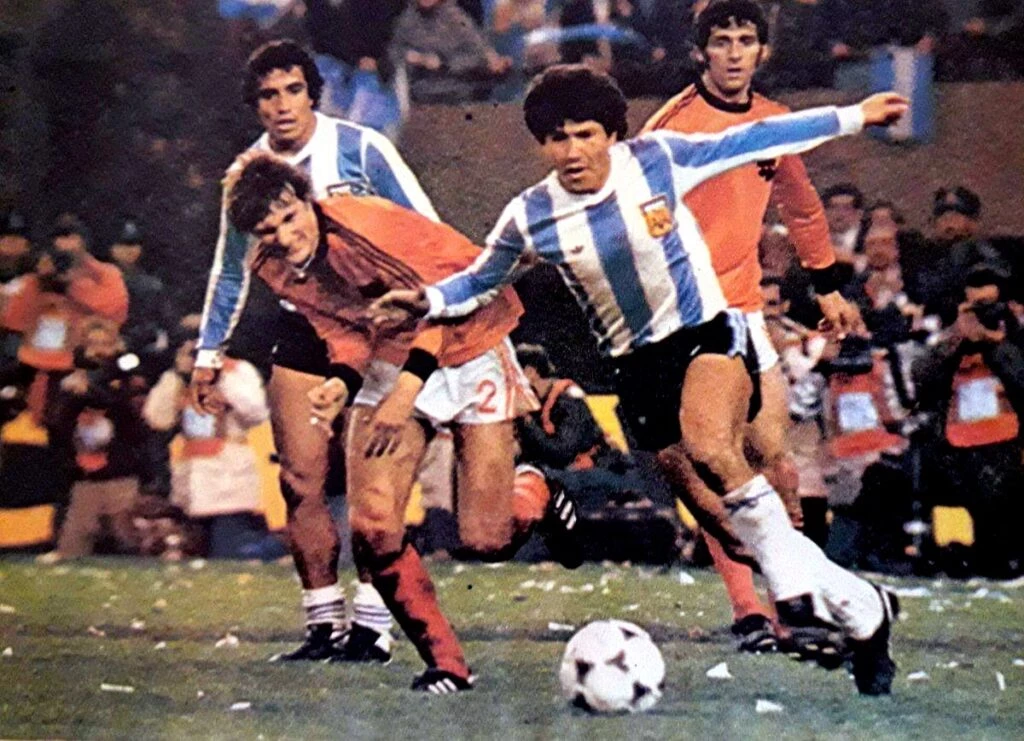 Galván corta el avance rival y sale con la pelota en la final del mundo. Foto: Prensa Talleres.