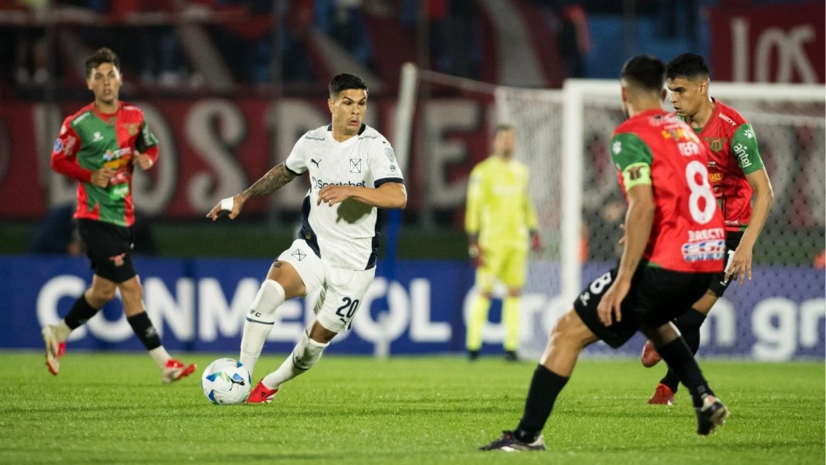Foto:@Independiente. El uruguayo Fernández Cedrés maneja el balón con criterio en la zona central. Independiente ganó fácil y se ilusiona.