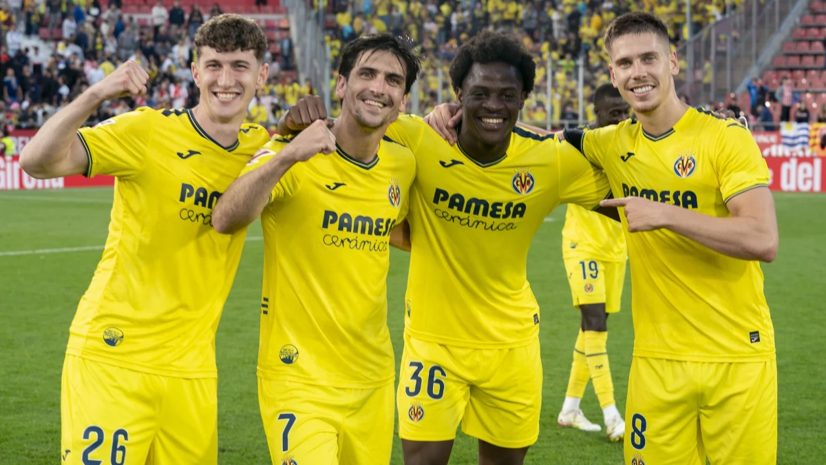 El defensor argentino JUan Foyth celebra la victoria del Villarreal junto a sus compañeros. foto:@laliga