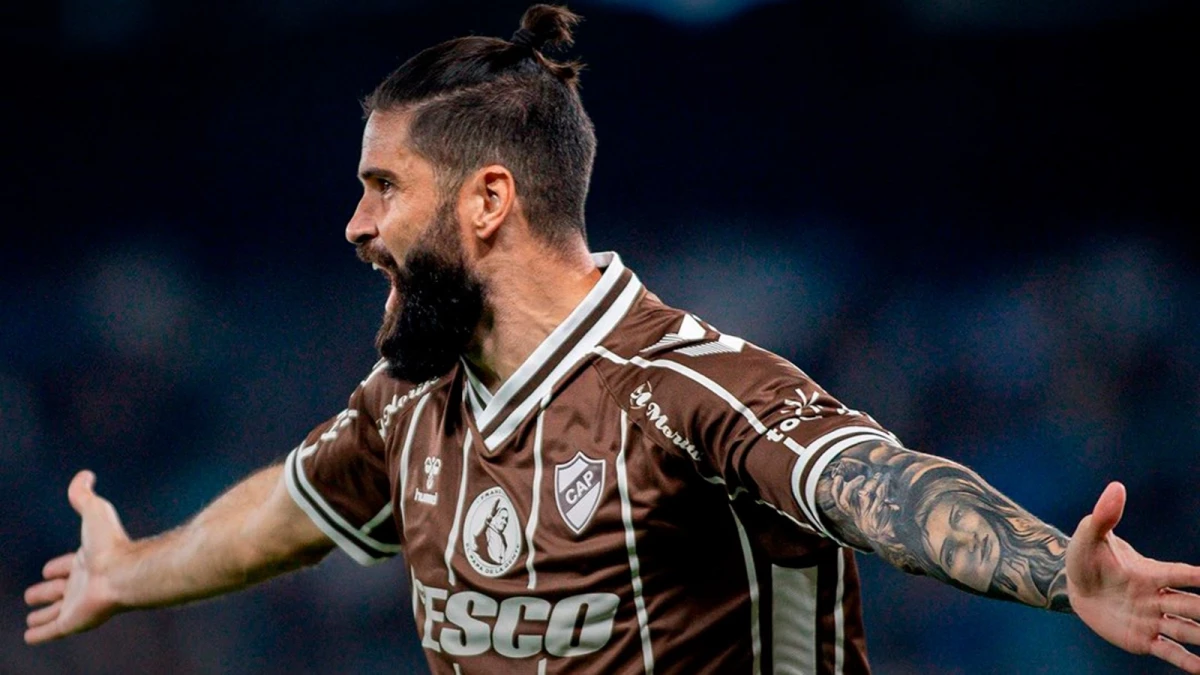 Foto:@caplatense. El delantero Nicolás Orsini festeja su gol (el primero que convierte desde que llegó al club), para el triunfo y clasificación del Calamar