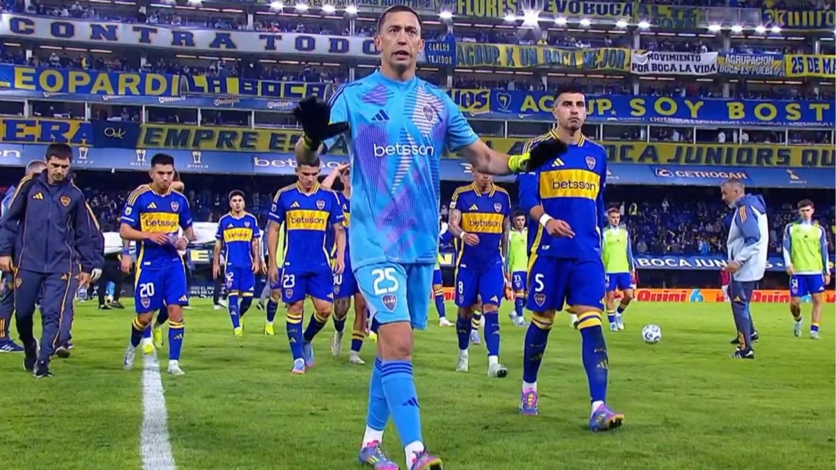 El gesto de Marchesin para los hinchas al término del primer tiempo. Foto: Captura de TV.