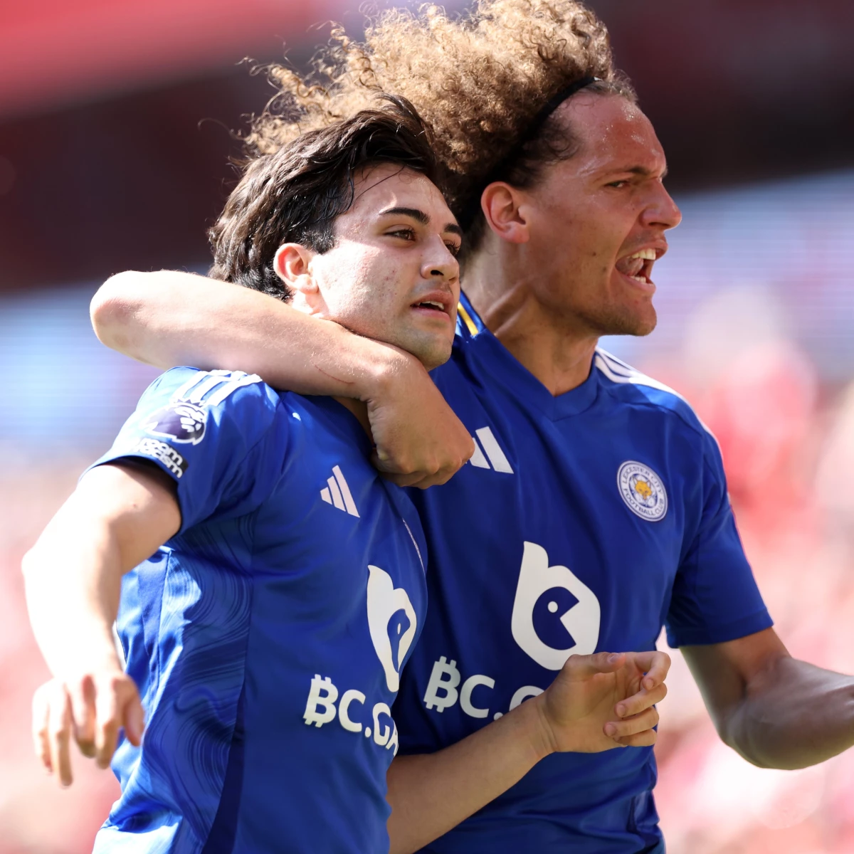 Foto:@LCFC. Buonanotte (izquierda) marcó el segundo tanto del Leicester, que empató 2-2 con Nottingham Forest