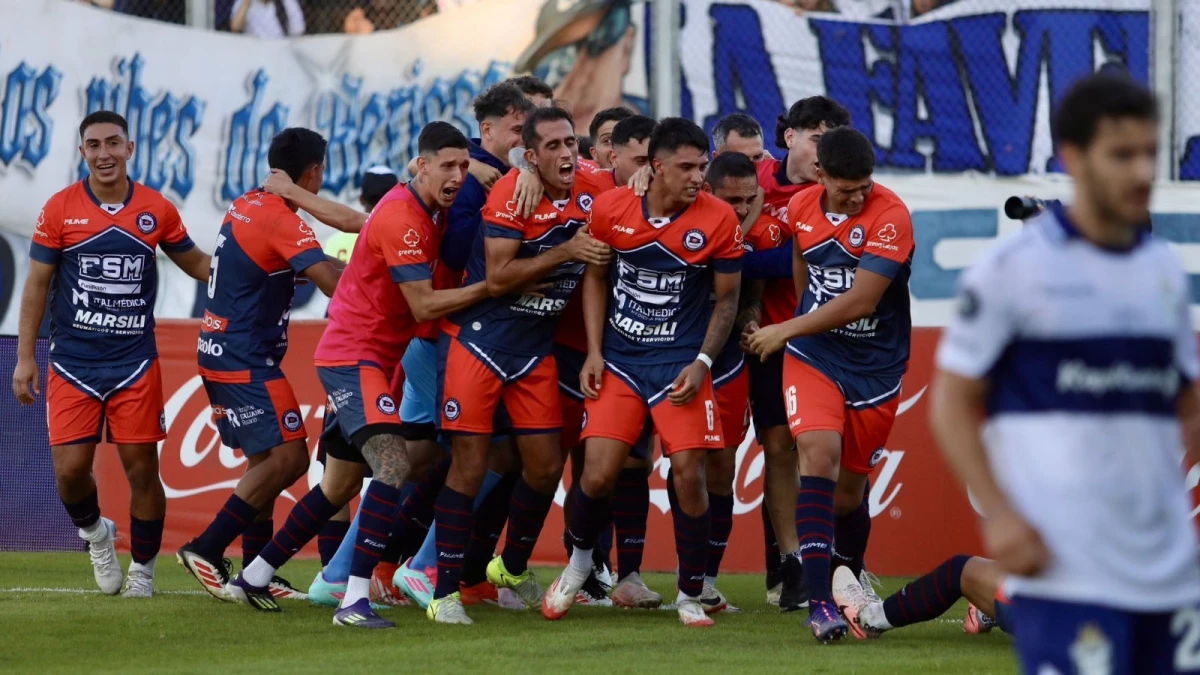 Central Córdoba de Rosario festeja el gol de Facundo Marín, que significó el empate ante Gimnasia y Esgrima La Plata y envió la serie a los penales, instancia en la que logró la clasificación a los octavos de final de Copa Argentina. Foto: &nbsp;@Copa_Argentina&nbsp;
