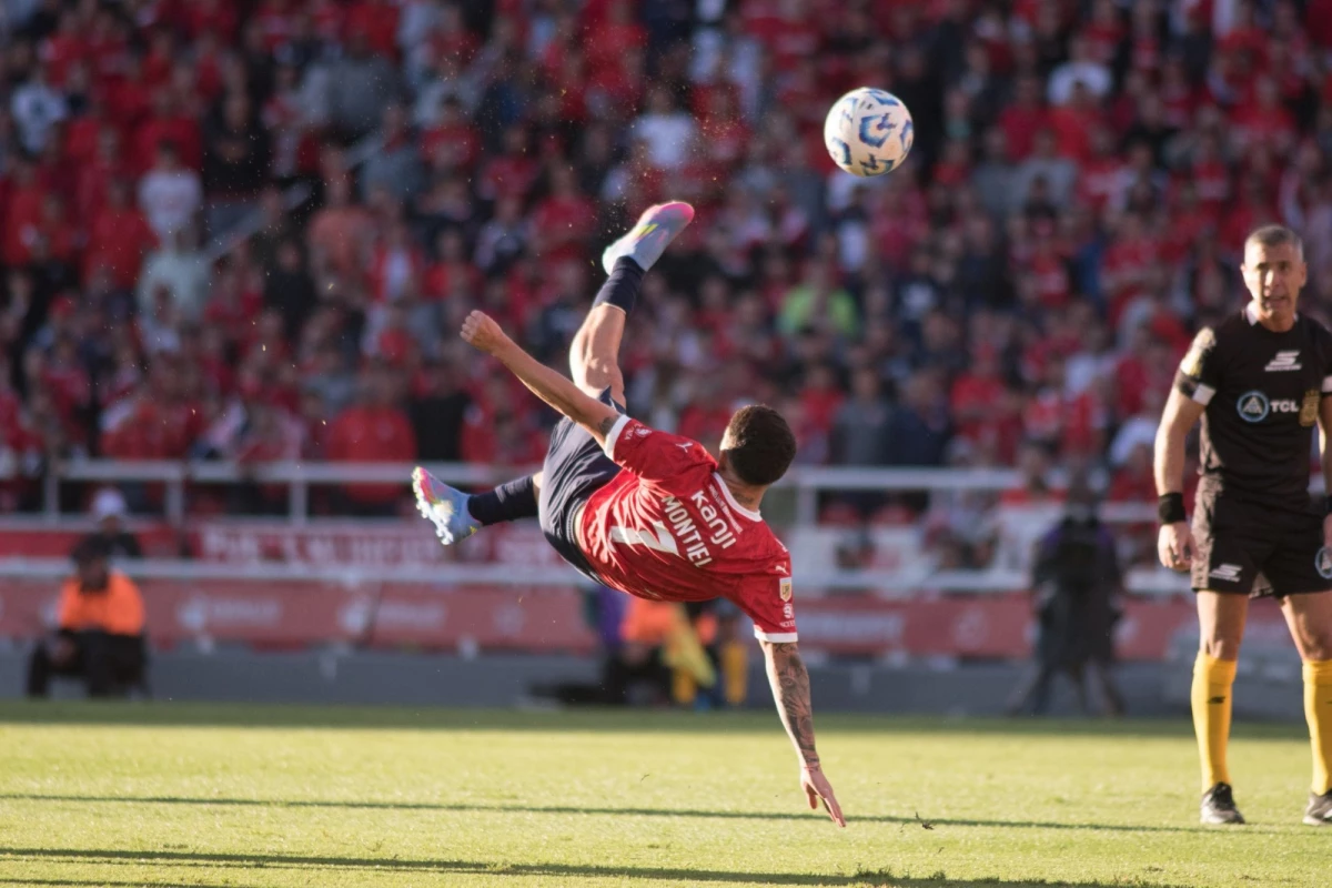 Santiago Montiel marcó el golazo con el que Independiente venció a Independiente Rivadavia. Foto: @Independiente &nbsp;