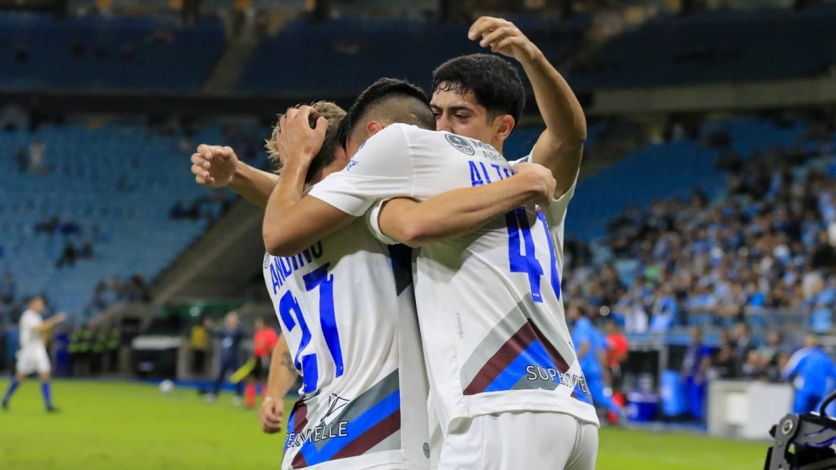 Foto: Godoy Cruz festeja el gol de Santino Andino que le dio el empate ante Gremio y le permite seguir como líder del Grupo D