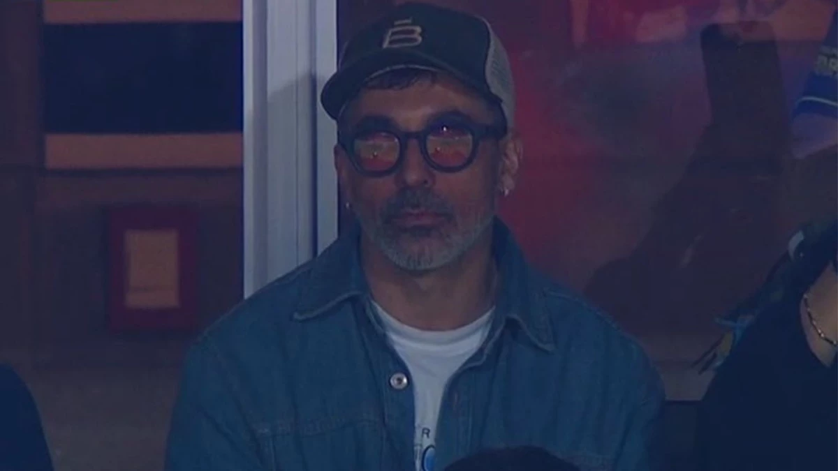 El “Pocho” Lavezzi viendo el debut de su hijo, Tomás. Foto: Captura de TV.