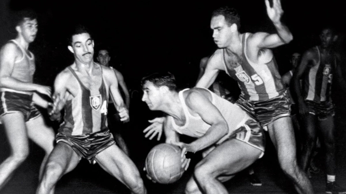 El “Negro” en acción, un defensor y atacante del mismo nivel para un líder nato | Foto: Prensa