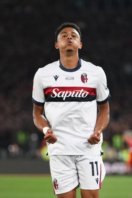 El suizo Dan Ndoye festeja el gol del triunfo ante Milan que le otorgó la Copa Italia. Foto: &nbsp;@BolognaFC1909en