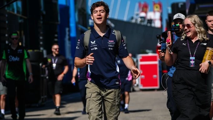 El carisma de Colapinto en su llegada a Imola. Foto: @KymIllman