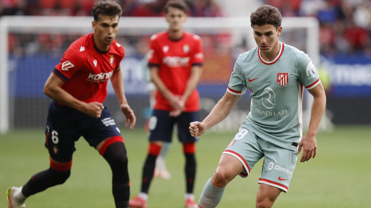 Julián Alvarez marcado por futbolistas del Osasuna en la derrotadel Atleti. foto:@laliga