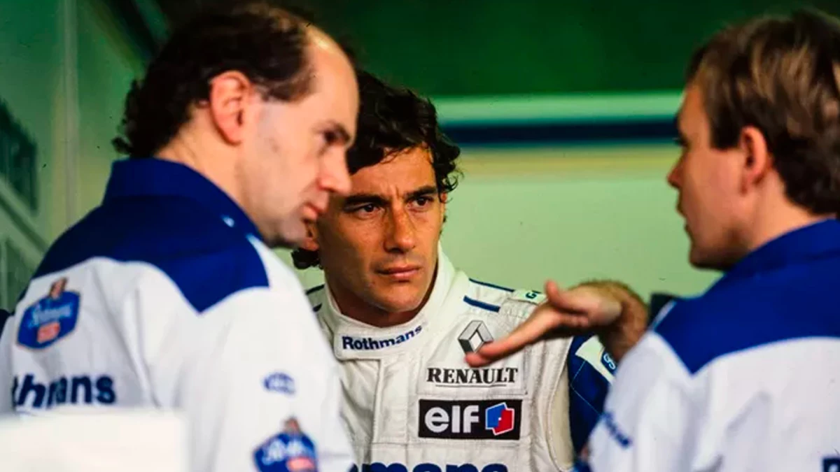 Senna consternado por la muerte de Raztzenberger dialoga en el box de la escudería Williams en Ímola | Foto: Motorsposrts