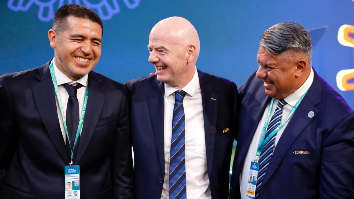 Riquelme junto a Gianni Infantino -Presidente de FIFA- y Claudio Tapia -Presidente de AFA.