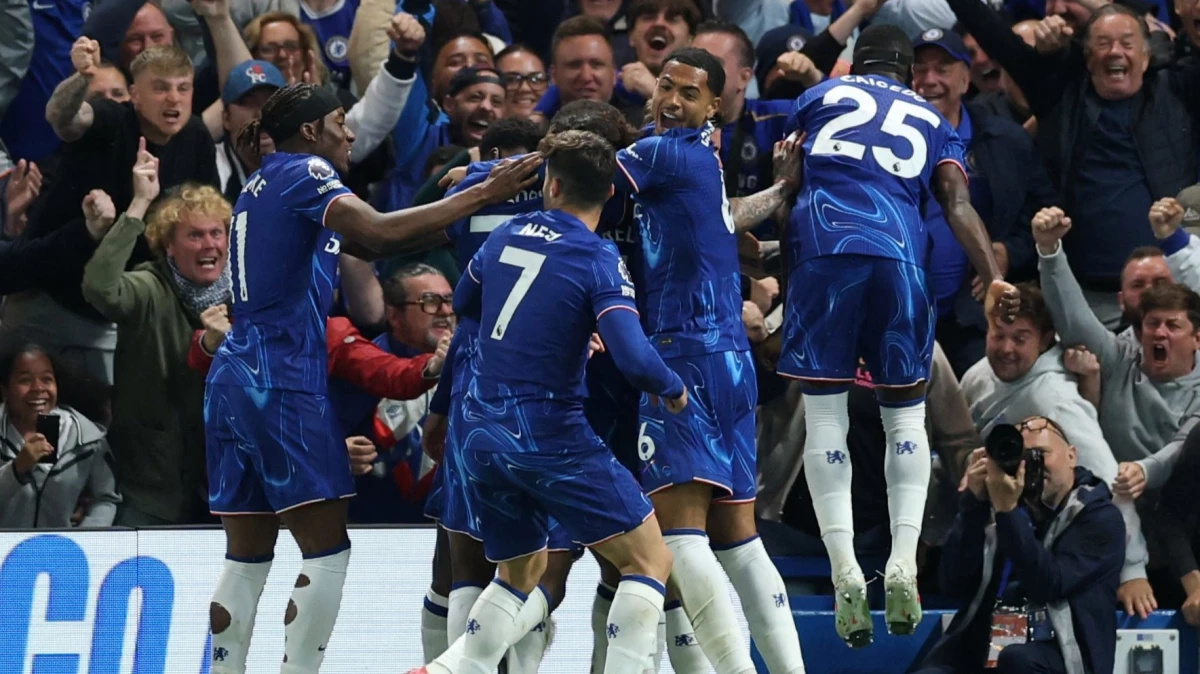 Jugadores del Chelsea rodean a Cucurela para festejar su gol. foto: @premierleague