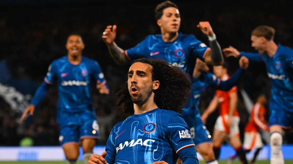 Enzo Fernández, en un segundo plano, correr a abrazar a Cucurella por su gol. foto:@premierleague